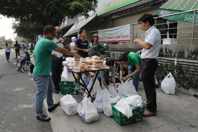 Vụ cháy kinh hoàng ở chung cư Carina: Người dân ấm lòng nhận thức ăn, quần áo miễn phí